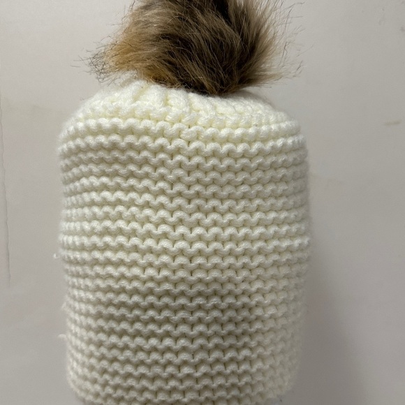 Elegant Cream Knit Beanie with Faux Fur Pom-Pom - Picture 4 of 4